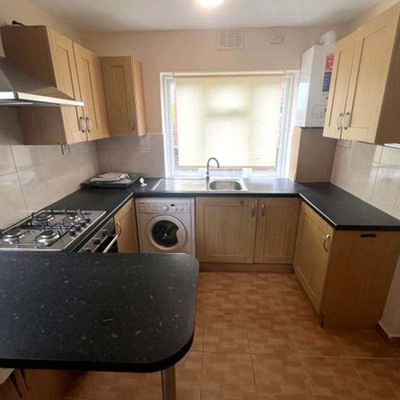Flat to rent in High Street, Shepperton TW17