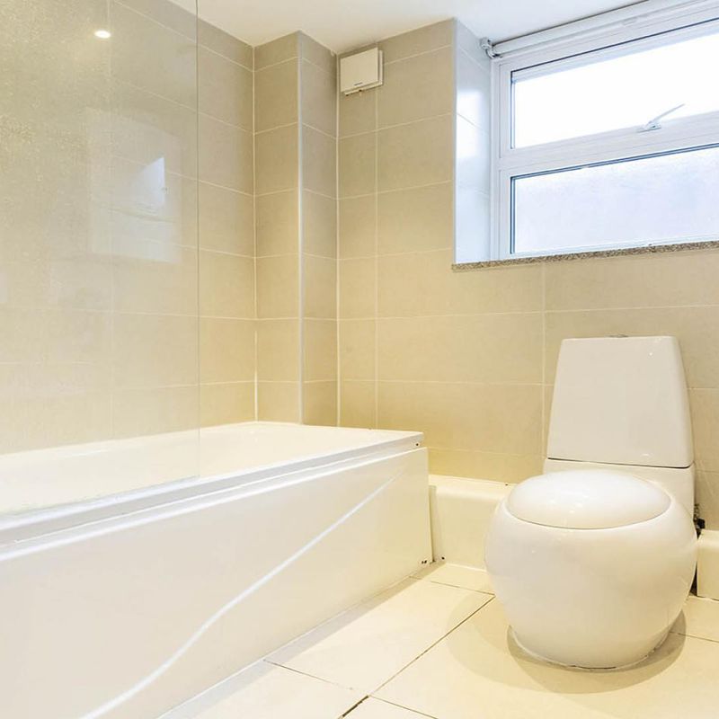 Modern two double bedrrom flat in a private gated development close to shops. Hornsey