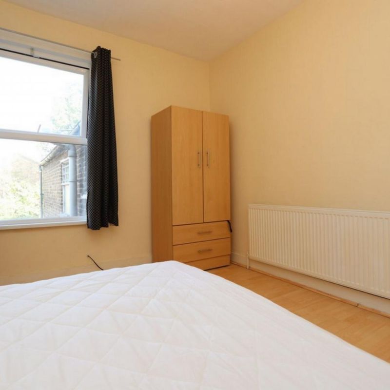 Smart double bedroom close to Chalet Wood