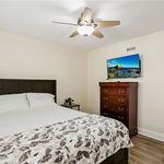 Rent 4 bedroom apartment of 177 m² in Corona Del Mar
