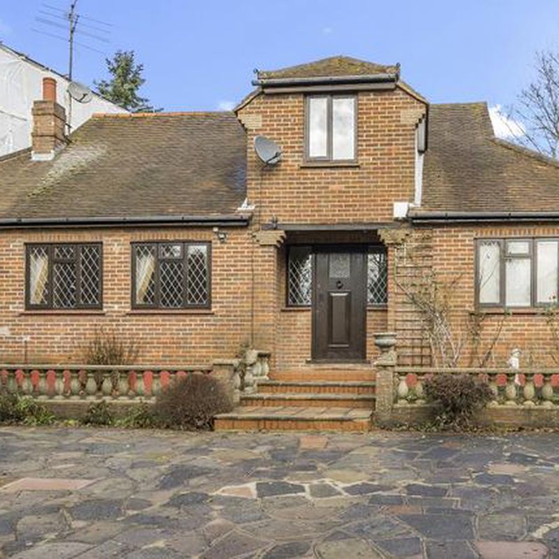 Detached house to rent in The Drive, Rickmansworth WD3 Loudwater
