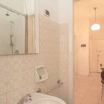 Rent a room of 60 m² in Milano
