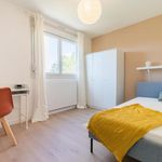 Rent 4 bedroom apartment of 70 m² in Vaulx En Velin