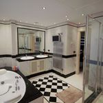 Rent 3 bedroom apartment of 280 m² in Marbella