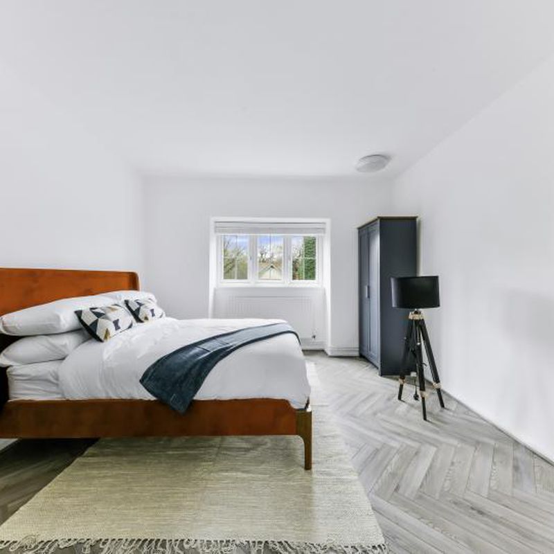 3 Bed Apartment Kingswood Manor Tadworth KT20 - JBrown International Lower Kingswood