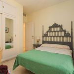 Rent a room of 100 m² in Sevilla