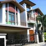 Rent 4 bedroom apartment of 394 m² in Bangkok