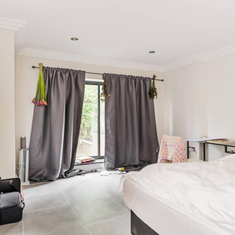 4 bedroom town house located on a private gated mews Upper Holloway