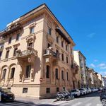 Affitto 6 camera appartamento di 247 m² in Firenze