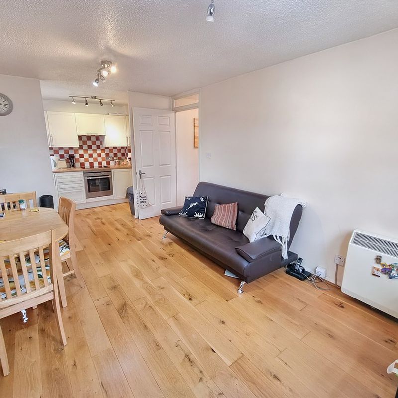 Property in Parkland Court, Stratford, E15:2 room apartment to let in London