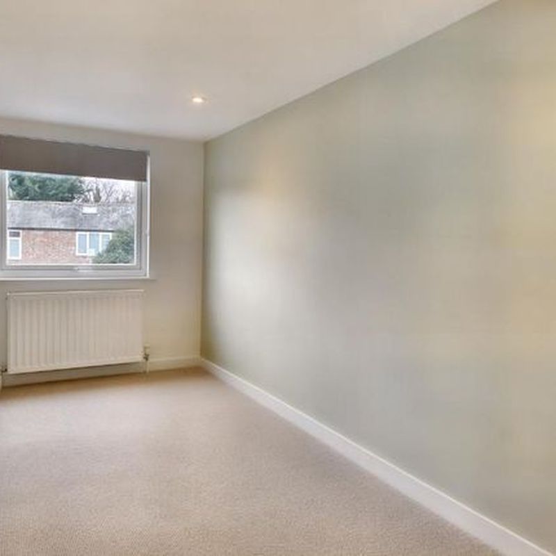 Terraced house to rent in Station Road, Radlett WD7