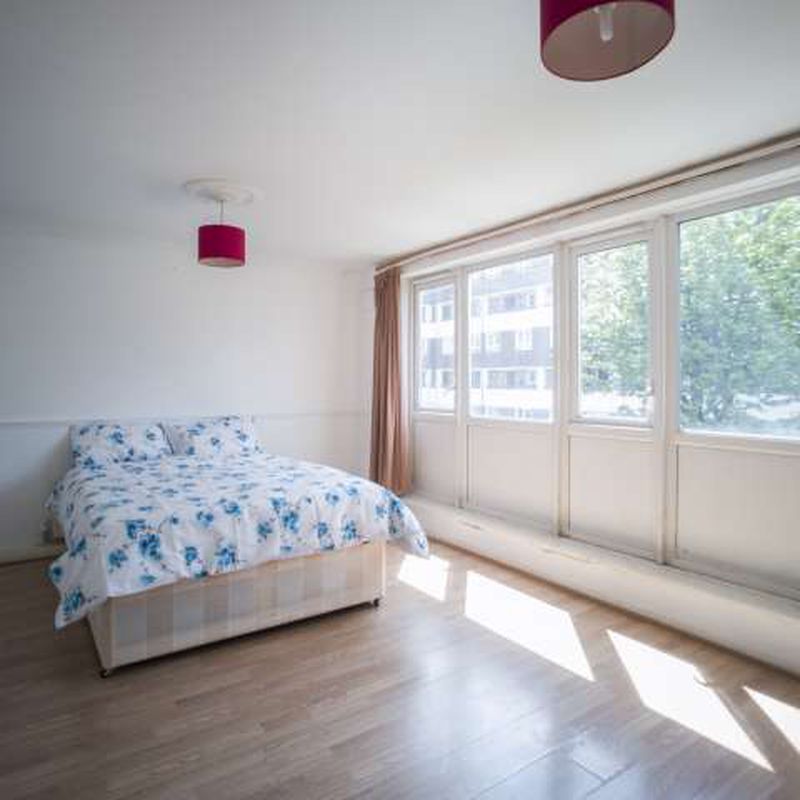 Room in 5-bedroom flat in Bow, London