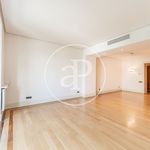 Rent 3 bedroom apartment of 186 m² in Madrid