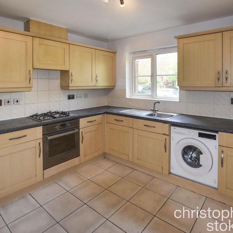 3 bedroom semi-detached house to rent Turnford