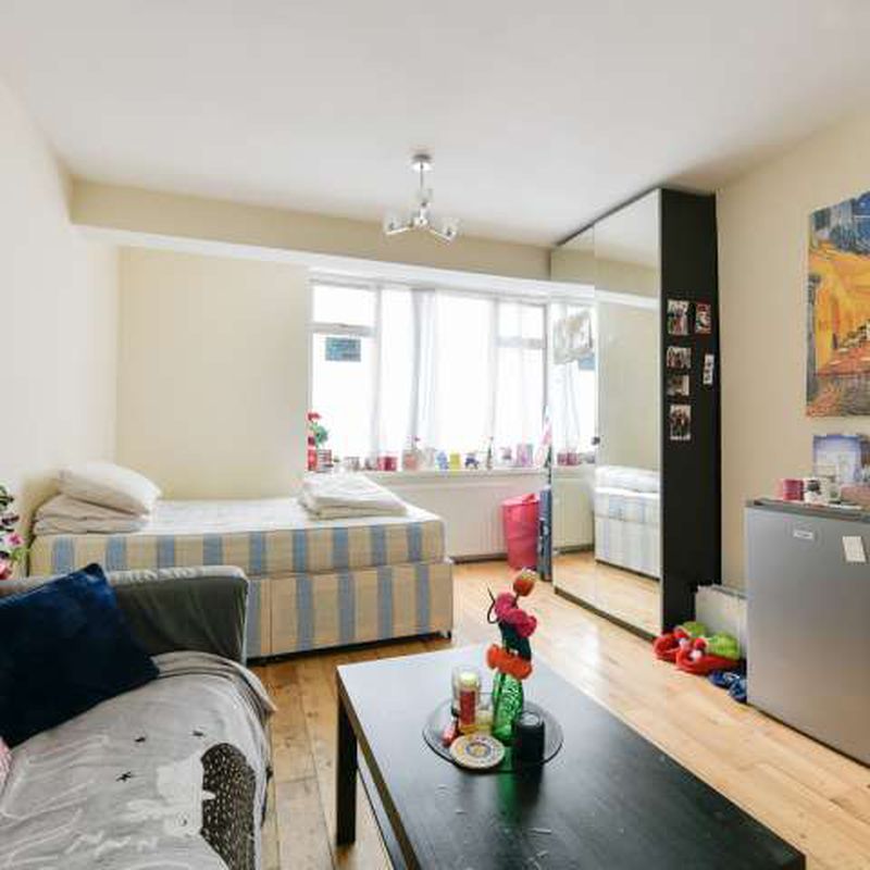 Tidy room in 4-bedroom flatshare in Islington, London