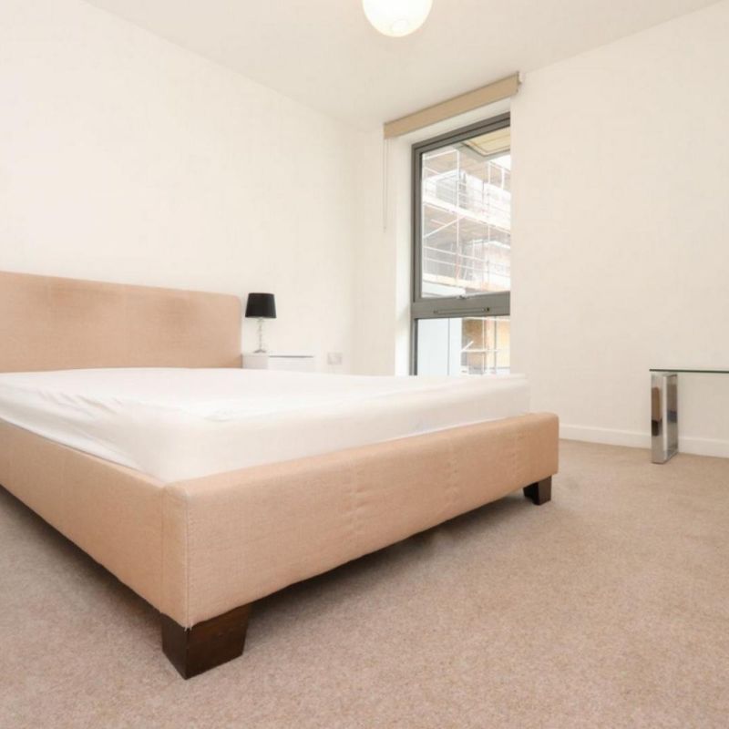Room in a 3 Bedroom Apartment, Upper North St, London E14 6FY South Bromley