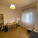 Affitto 6 camera appartamento di 130 m² in Bologna