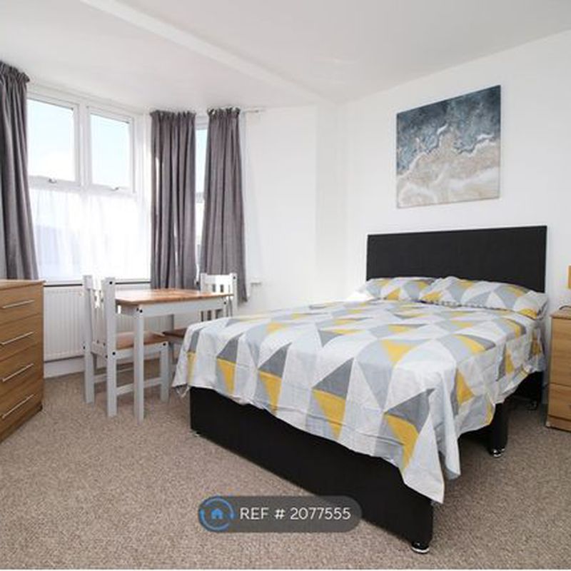Room to rent in High Street, Rhymney, Tredegar NP22 Briery Hill