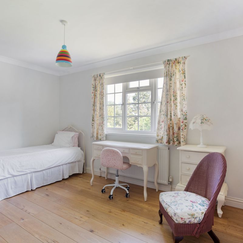 5 bedroom property to let in Latymer Close, Weybridge, KT13 - £5,450 pcm Oatlands Park